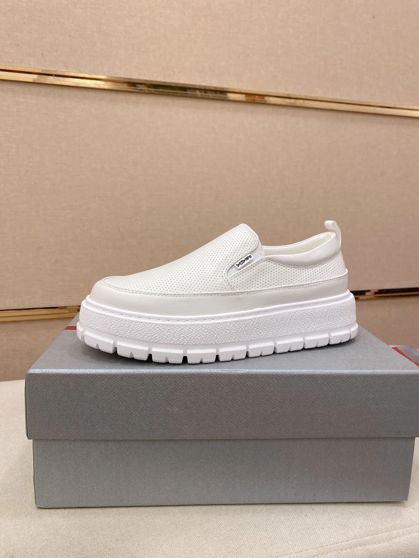Men's shoes 💰 580💰 ✔️✔️✔️High version High-quality new PRADA (Prada) counters are launched simultaneously, new men's shoes, 😘fabrics are selected from first-layer cowhide fabrics. Lining: Imported cowhide leather lining. 👍🏿High-end☄️Open-molded non-slip rubber outsole, exquisite lines, simple and elegant, comfortable and high-end for leisure travel. Code number: 38 to 45